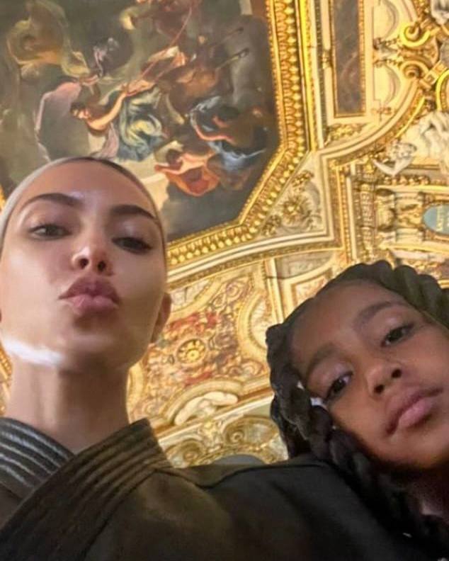 Для Ким Кардашьян и ее семьи закрыли Лувр, чтобы они спокойно насладились искусством
