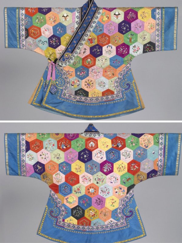Халат для мальчика, сделанный из шестиугольных шёлковых лоскутов. Китай, династия Цинь, конец 19 века