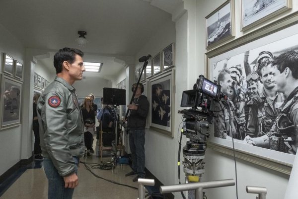 Том Круз на съёмках одного из главных хитов этого года — фильма «Топ Ган: Мэверик» (2022)