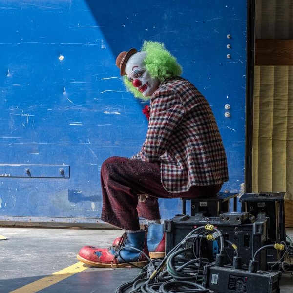Хоакин Феникс грустно сидит на съёмках фильма «Джокер» (2019)