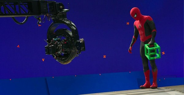 Том Холланд несёт зелёное нечто на съёмках фильма «Человек-паук: Нет пути домой» (2021)