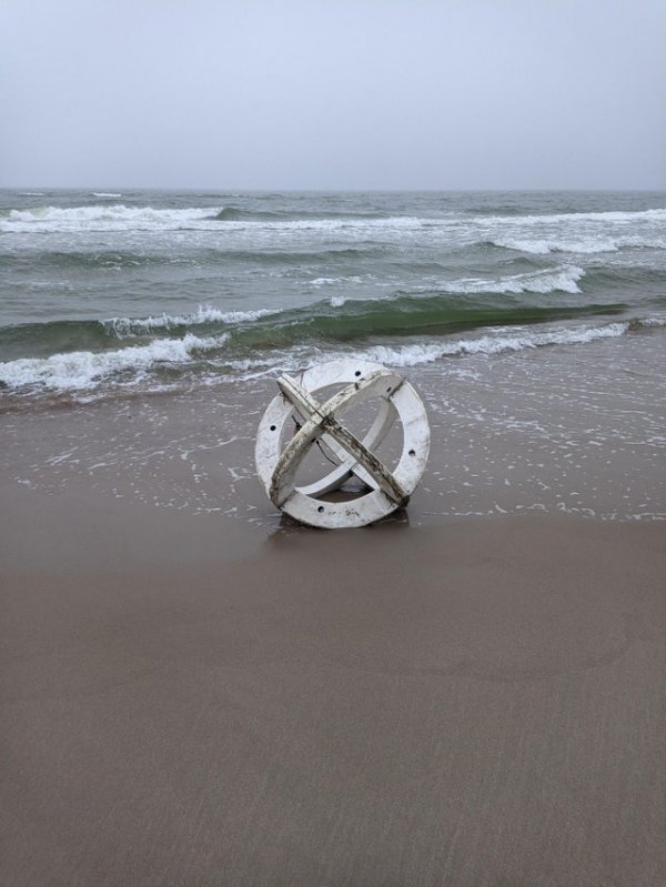 Сегодня мы нашли большую сферическую конструкцию на берегу Балтийского моря