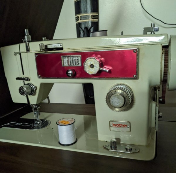«У моего папы есть старая швейная машинка»