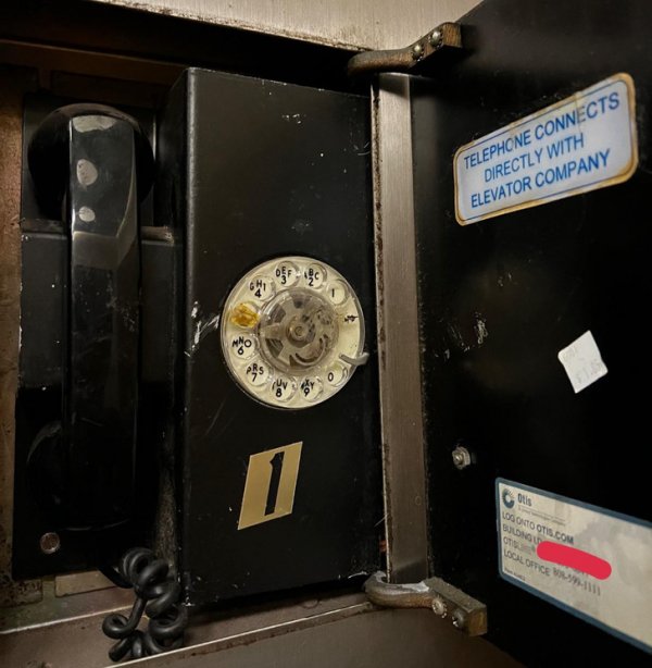 «В лифте моего дома есть дисковый телефон для экстренной связи»