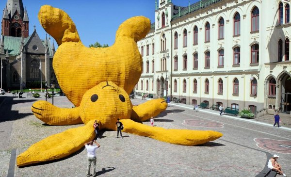 Жёлтый кролик огромных размеров на площади одного из городов в Швеции