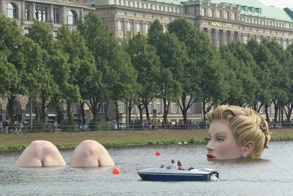 Известная скульптура купальщицы, расположенная в Германии