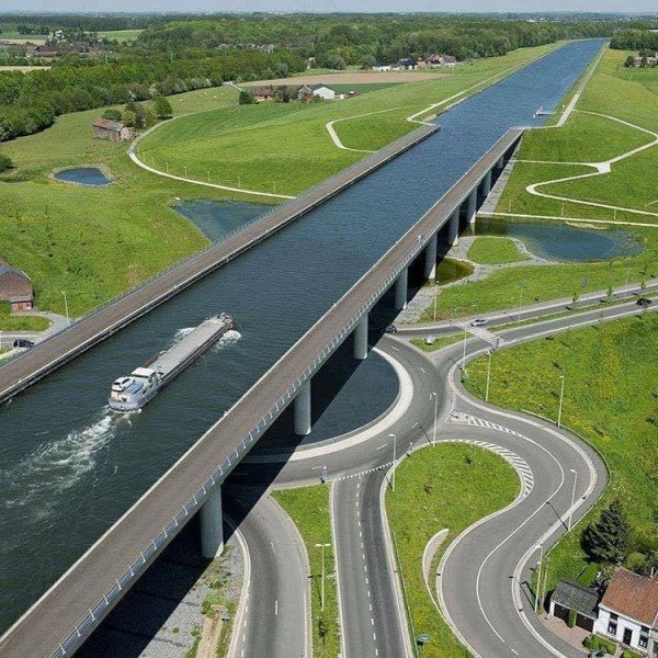 Мост через Сарт-канал в Бельгии