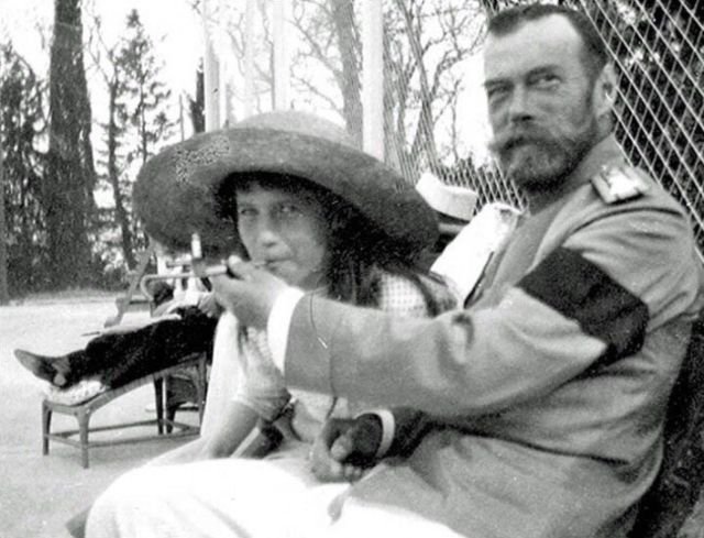 Российский император Николай II дает покурить своей дочери Анастасии, 1916 год.