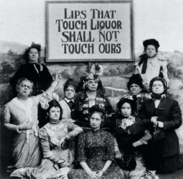 Губы, касающиеся алкоголя, не прикоснутся к нашим губам. Сторонницы запрета на алкоголь. США, 1919 год.