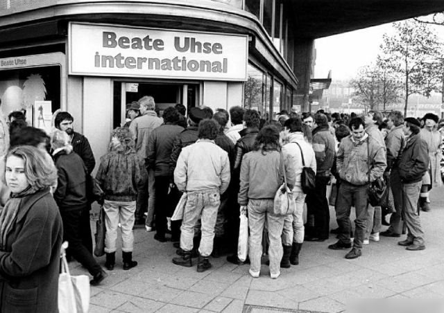 Длинная очередь у первого секс-шопа «Beate Uhse» в ГДР, Берлин, 1989 год.