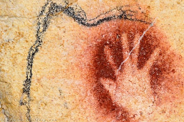 Красная рука в пещере Шове, Франция, которой более 30000 лет
