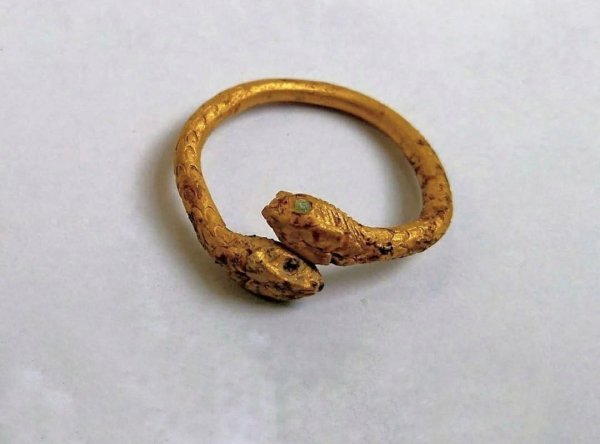 Красивое кольцо, найденное в городе Помпеи
