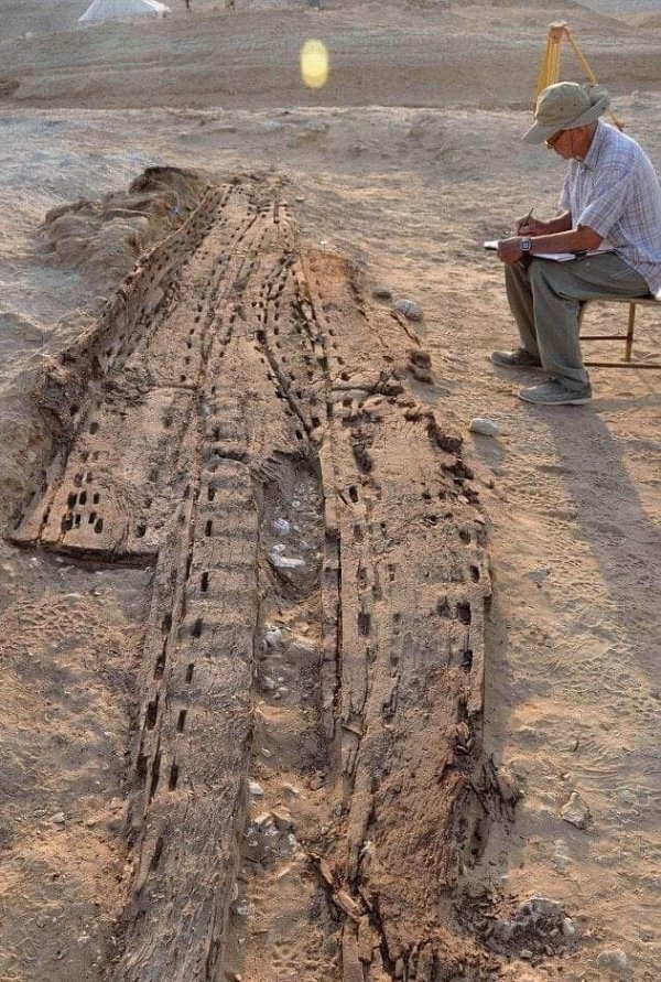 Археологи обнаружили деревянную лодку, которой, вероятно, более пяти тысяч лет