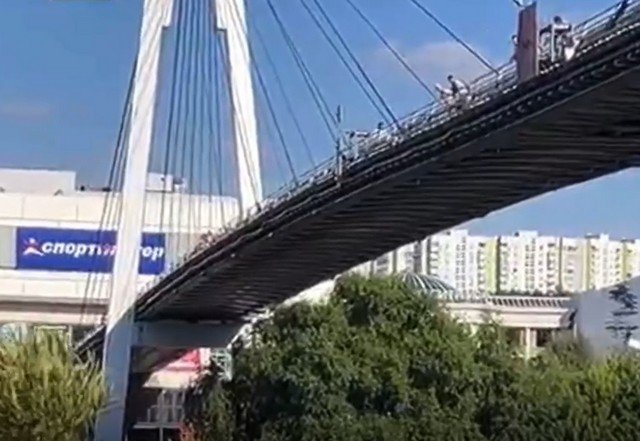 Парень прыгнул в Москву-реку с моста