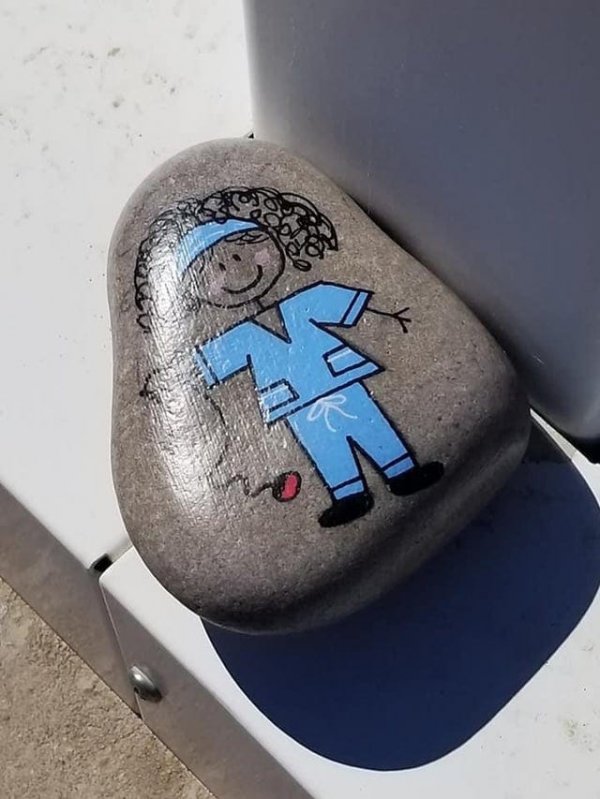 Моя жена нашла маленький раскрашенный камушек возле больницы