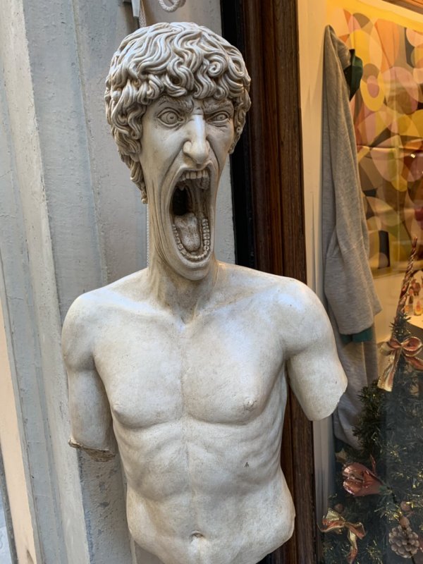 Кричащая статуя в Италии