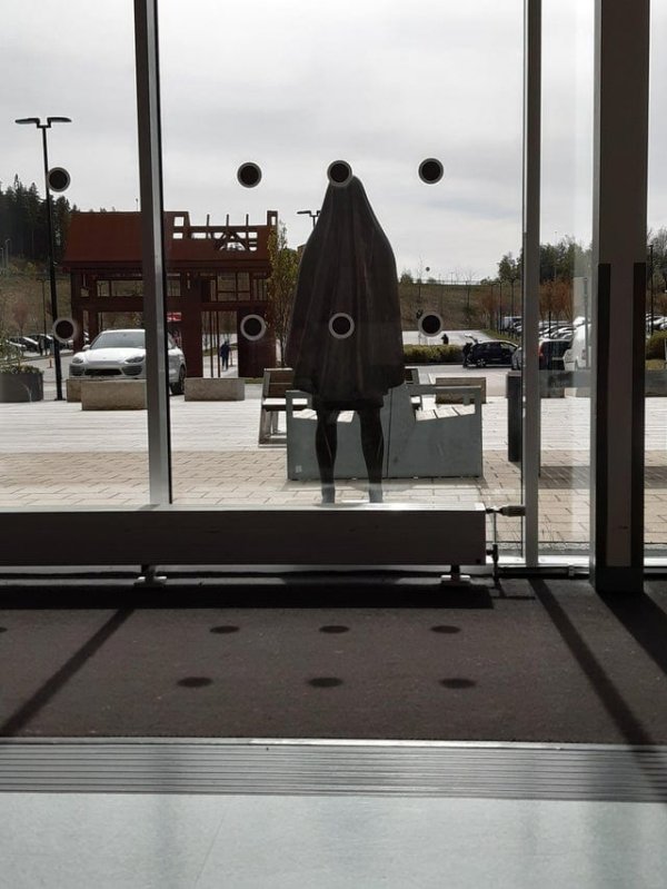 Статуя стоит перед окном зоны ожидания в больнице в Норвегии