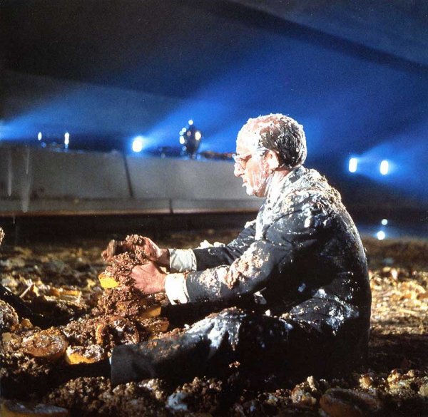 Питер Селлерс после сцены «битвы тортами» на съёмках «Доктора Стрейнджлава»