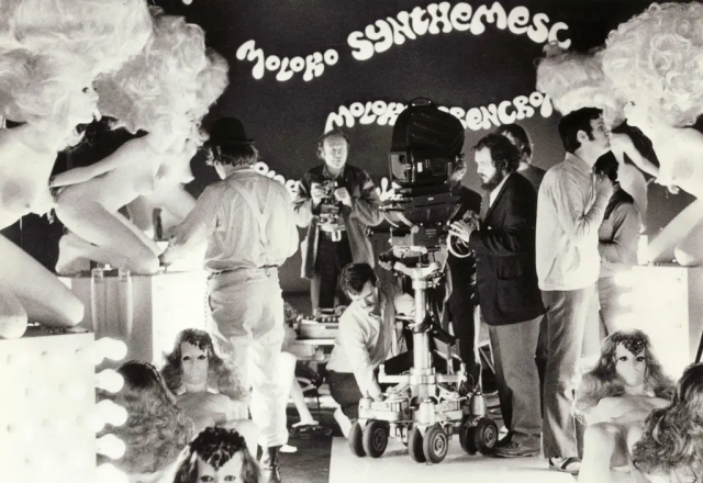 Подготовка сцены в знаменитом кафе, где проводят время герои «Заводного апельсина» (1971)