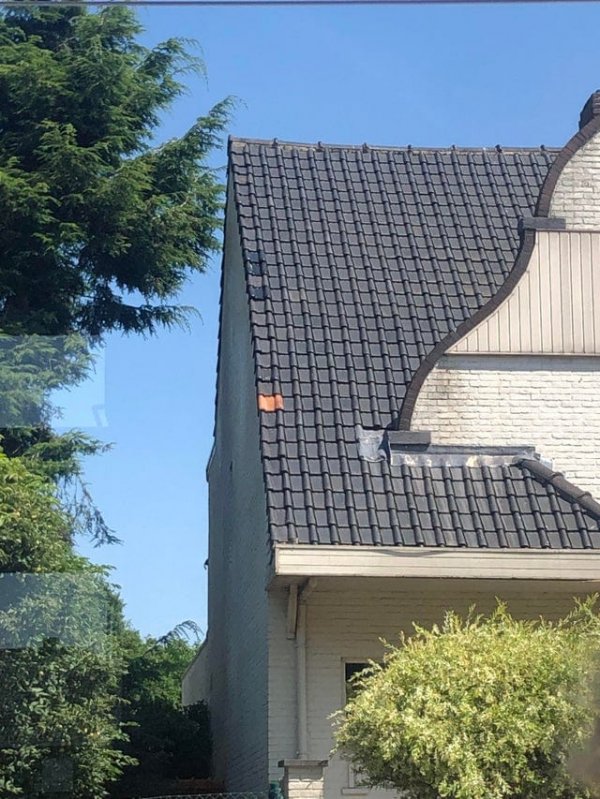 Никто не заметит оранжевый кусочек на чёрной крыше
