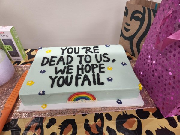 Торт на вечеринке в честь увольнения моего коллеги