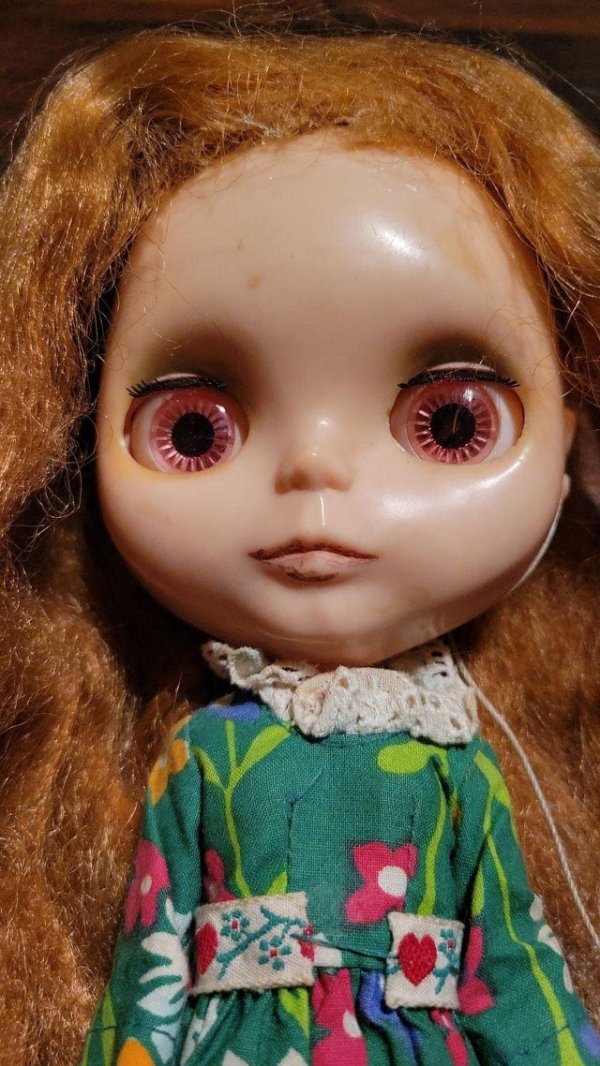 Кукла детства моей сестры из 1973. Её глаза моргают, меняют цвет и просто смотрят вам прямо в душу