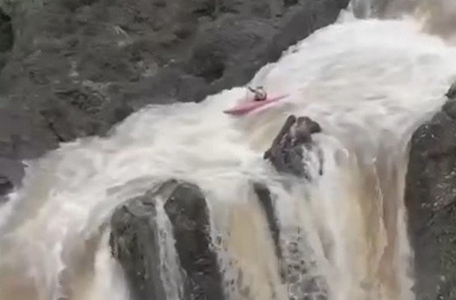 Мужчина сплавлялся по реке и чуть было не утонил из-за водопада