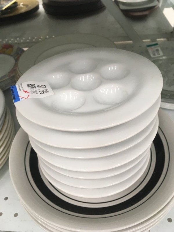 Керамическая тарелка с шестью круглыми углублениями