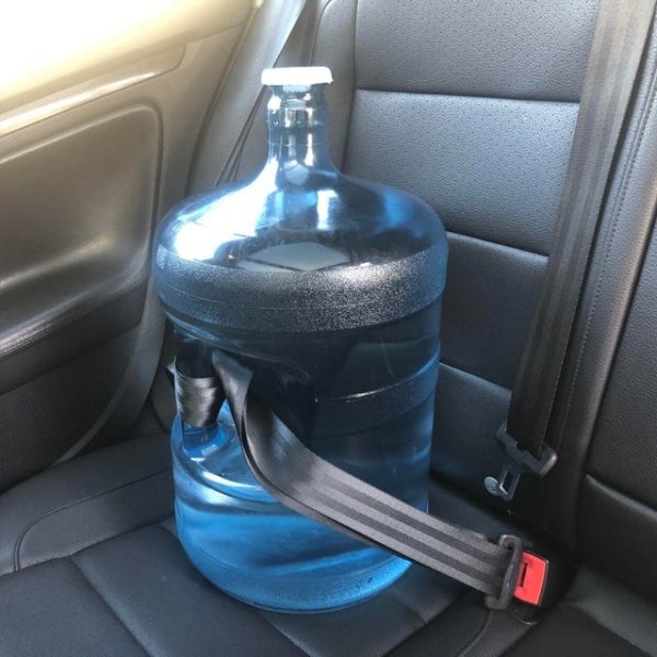 Чтобы перевозить большие бутыли с водой, можно пристегнуть их ремнём безопасности, чтобы не разлить