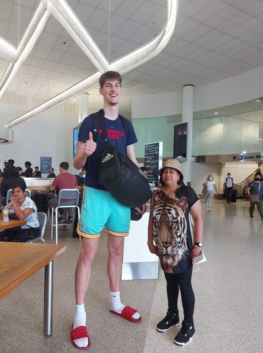 Оливье Риу, 16-летний канадский баскетболист, рост около 2,3 метров