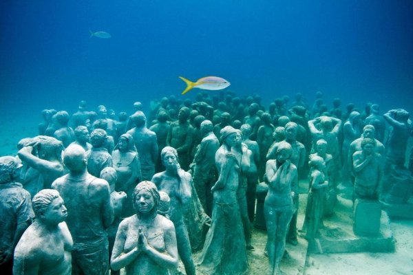 Поразительная и масштабная сцена из подводного музея в Канкуне