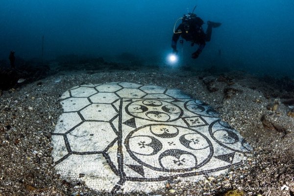 Мозаика, найденная в подводных руинах затонувшего города Байи