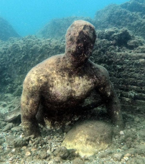 Подводная статуя в затонувшем римском городе Байи