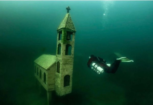 Церковь в воде