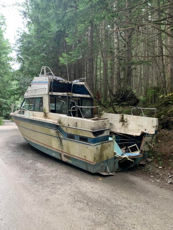 Брошенная лодка посреди леса в Вашингтоне