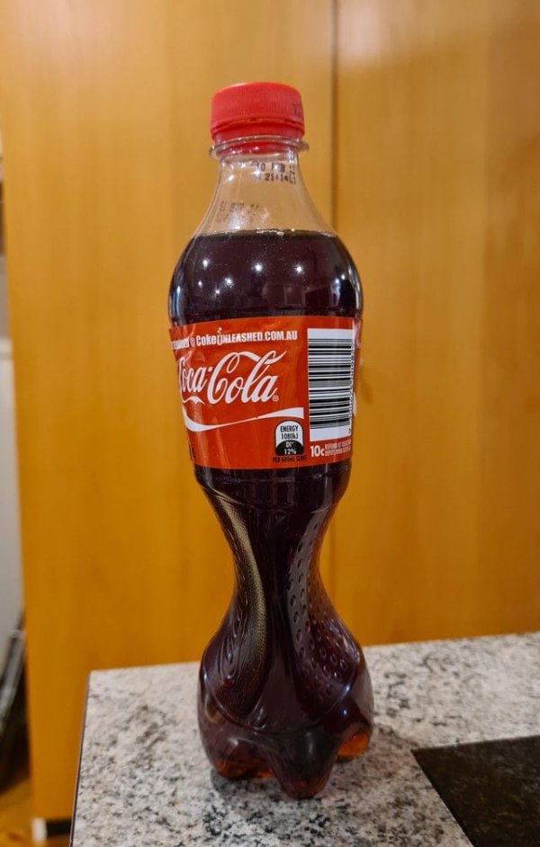 Неоткрытая бутылка Кока-колы 10-летней давности, оставленная на полке
