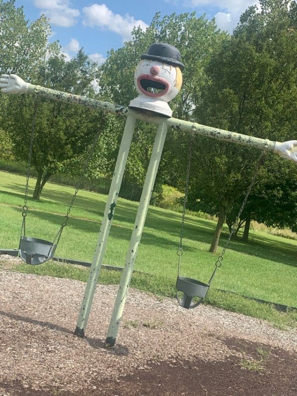 Страшные качели в виде клоуна стоят во дворе начальной школы