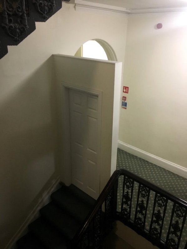 Странная дверь на лестнице в не менее странном отеле