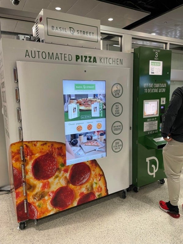 Автомат, где можно приготовить себе пиццу за 3 минуты, в аэропорту Сан-Антонио.