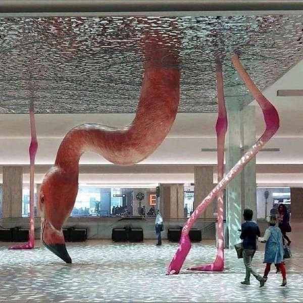 Фламинго-гигант в международном аэропорту Тампы, Флорида
