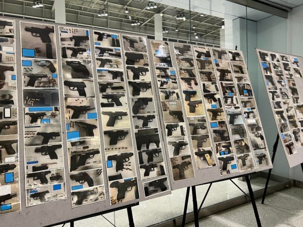 Выставка конфискованного оружия в аэропорту, Новый Орлеан