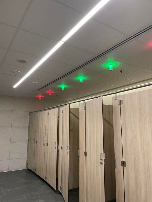 Туалетные кабинки в аэропорту Далласа светятся, чтобы показать, какая из них свободная