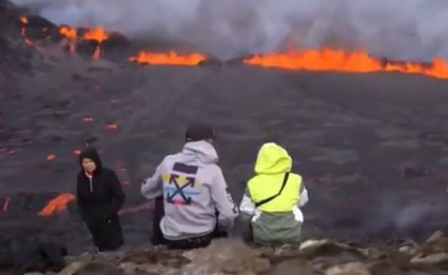 Исландцы наблюдают за извержением вулкана Фаградальсфьядль