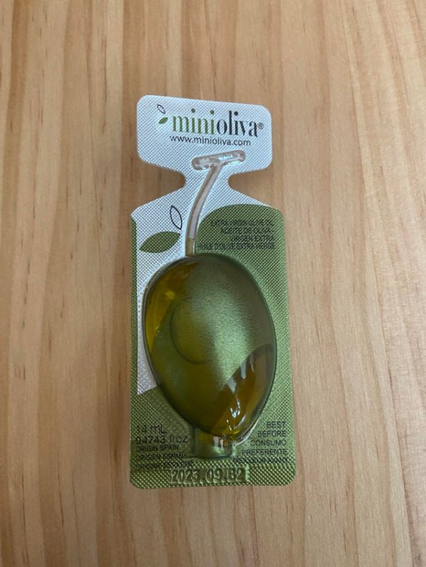 Маленькая упаковка оливкового масла в виде одной оливки