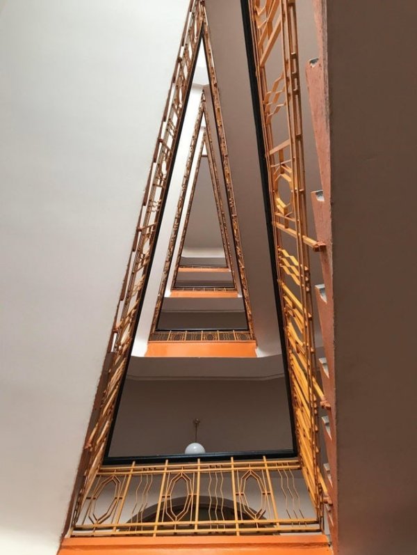 Лестница, которую можно встретить в Праге