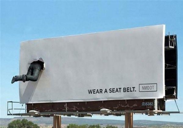 Рекламный щит, предупреждающий о соблюдении правил безопасности на дорогах