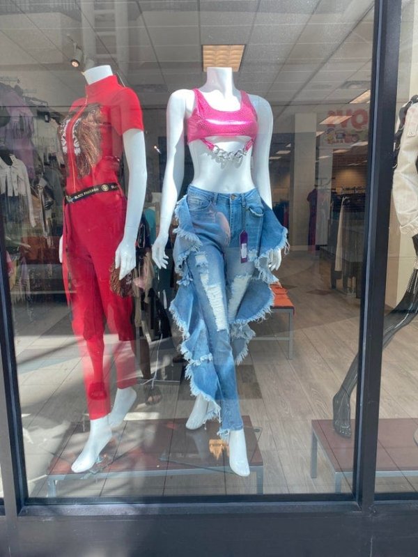 Заметила необычные джинсы в торговом центре