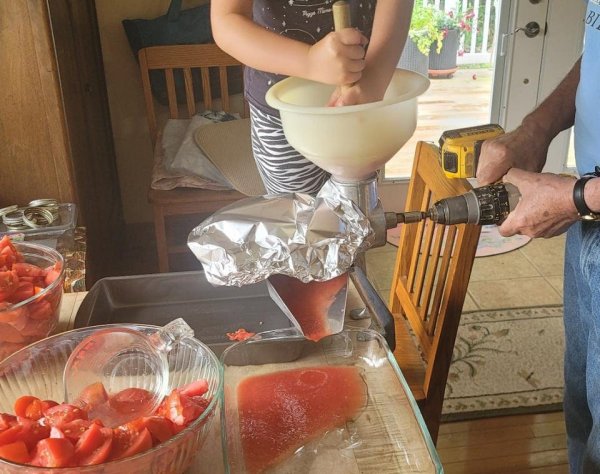 Дрель пригодится в приготовлении томатной пасты