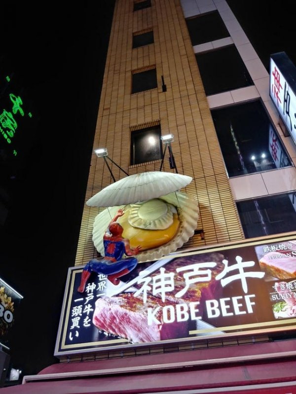 Необычная вывеска над одним из ресторанов Осака