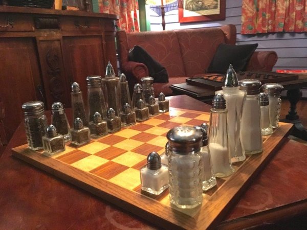 Солонки и перечницы в виде шахматных фигурок, расставленных на доске